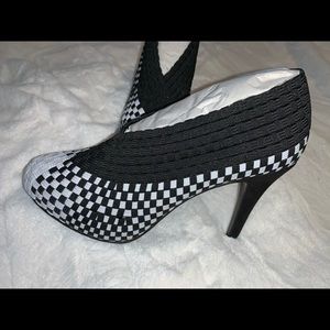 Black & White Woven Pumps